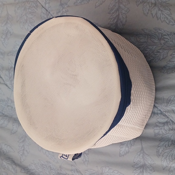 Woolite White & Navy Blue Mesh Intimates Wash Bag with Zipper Closure - Picture 2 of 11